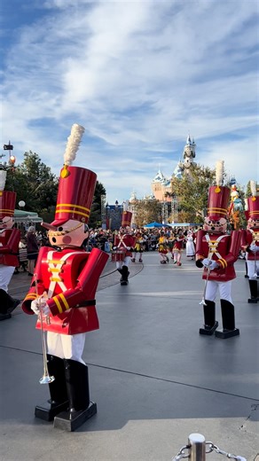 🎺 Maybe it's just me, but there is something about the marching rhythm here that's just so satisfying! | Mickey Visit