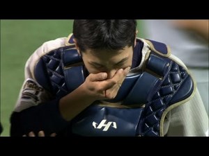 前方見えず...伊藤光と李大浩が激突で流血のアクシデント