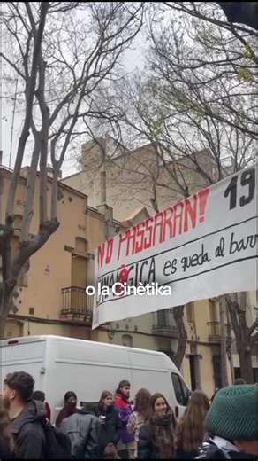 ContraCorrent Catalunya on Instagram: "🔴 Avui les companyes de Contracorrent i @panyrosas.es hem estat al Guinardó, al costat de desenes de joves, defensant l'Analògica davant l'amenaça de desallotjament. Finalment la pressió i la multitudinària resposta ha conseguit ajornar la data fins al proper 21 de gener."