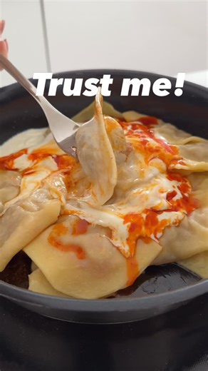 @marini_st191 on Instagram: "Gefüllte Hack-Teigtaschen mit Joghurt & Paprikabutter Zutaten (ca. 2 Portionen): • 250 g Rinderhackfleisch • 1 rote Paprika (püriert) • 1 Zwiebel (püriert) • 1–2 TL Paprikapulver • Knoblauchpulver • Salz & Pfeffer • Fertiger Nudelteig • Joghurt • Butter Zubereitung: Rinderhack mit Paprika, Zwiebel, Paprikapulver, Knoblauchpulver, Salz & Pfeffer zu einer homogenen Masse verkneten. Nudelteig ausrollen, in Vierecke schneiden, Füllung hineingeben, Ränder mit etwas Wasser