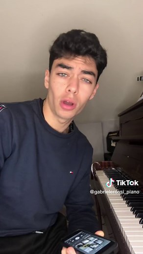 Mare Fuori: Inizio e Ritornello al Pianoforte