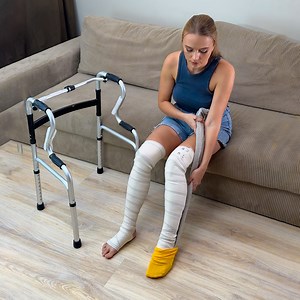 Girl’s life hack: how to put on socks when your legs don’t bend 🧦 👣 | 5-Minute Crafts Men