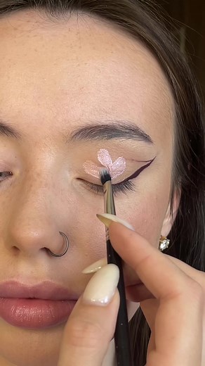 Eye makeup tutorial in 6 seconds 😗 #makeuptutourial #makeupt #trendymakeup