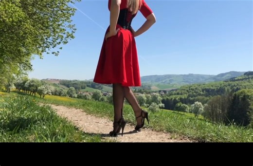 【bupshi】优雅的黑色高跟凉鞋草丛漫步