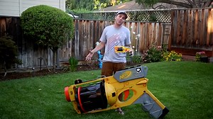 Un pistolet Nerf géant