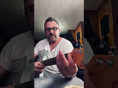 How to quickly stretch new guitar strings 