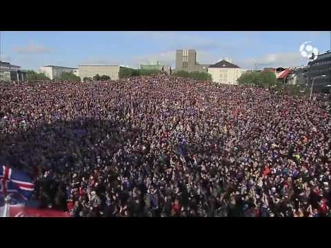 Incroyable clapping de plus de 30 000 islandais à Reykjavik !