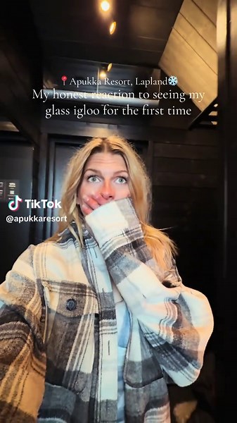 The reason behind this reaction is right here… 👇 Opening the door to your Aurora Cabin King for the very first time… and realizing this is where you’ll spend the night. ✨ The panoramic glass roof with window heaters offers a crystal-clear view of the Arctic sky—perfect for watching the clouds drift by, spotting the first stars, or catching the Northern Lights directly from your bed. 🌌 Inside, the cabin is warm and cozy, with a king-size bed placed perfectly under the glass and a seating area d