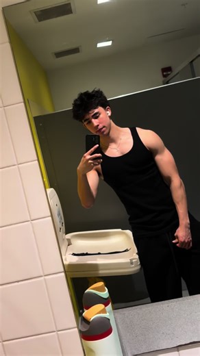 can’t find a lighting spot #gymtok #bodybuilding #relatable #flexing #18