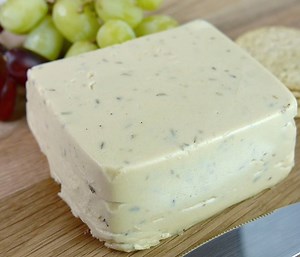 I made spreadable vegan herb cheese. Recipe on my blog: https://goo.gl/SgzqLt Background track 'Playground pigeon' by Broke for Free (Freemusicarchive.org) | Exceedingly Vegan