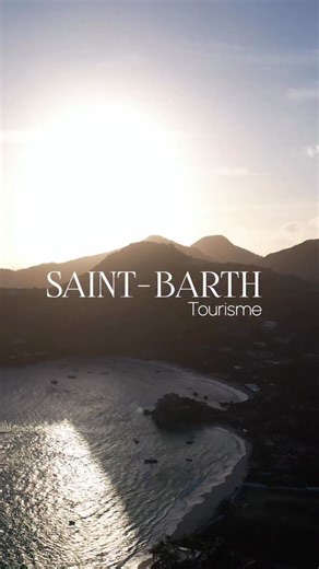 🇫🇷 Du lever au coucher du soleil, la magie de St-Barth renaît chaque jour, offrant des instants suspendus entre ciel et mer. 🇺🇸 From sunrise to sunset, the magic of St. Barth is reborn each day, offering timeless moments suspended between sky and sea. 📸 @hugoallard #stbarth #stbarts #saintbarthelemy #caribbean #travel #islandlife #paradise | Saint-Barth Tourisme