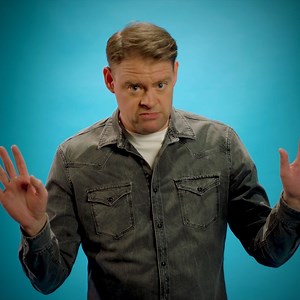 Ihr wollt sie, ihr kriegt sie. Michael Bully Herbig, Klaas Heufer-Umlauf, Martina Hill, Bastian Pastewka, Anke Engelke, Tommi Schmitt, Annette Frier, Max Giermann, Tahnee, Kurt Krömer, Larissa Rieß. Der Wahnsinn geht weiter. LOL: Last One Laughing Staffel 2 kommt im Herbst bei Prime Video. #LOLDE #LastOneLaughing | Amazon Prime Video