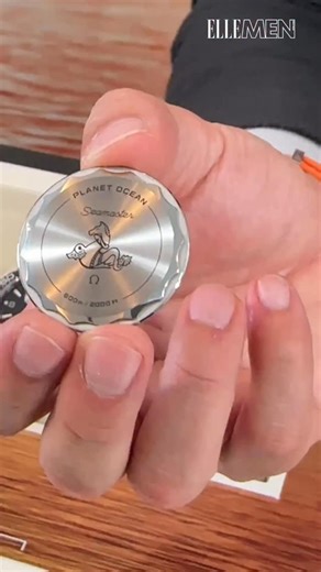 OMEGA Watches海馬系列Planet Ocean腕錶迎來二十週年，品牌特地縮小錶徑、減薄錶殼，並復刻系列初推出時開創性的標誌橙色版本，同時亦有經典藍、黑配色共七種新款。OMEGA為此於重慶壹方美術館舉辦發布活動，巧妙融合現代建築的幾何線條與自然流水的寫意意境，以日光投射出的橙色，及夜幕籠罩下的藍色，契合Planet Ocean的海洋探索歷史底蘊與美學語言。走進會場，第四代新作陳列於場地中央的橙藍光影之中，嘉賓得以近距離欣賞其精妙設計細節，沉浸式體驗OMEGA在潛水錶領域的製錶實力，與不斷突破界限的先鋒精神；呈現一個在藍色深淵中，閃耀着橙色靈魂的畫面。 🎥 @ellemenhk Follow us 👆🏻 #ELLEMEN #ELLEMENHK #ELLEMENWATCH #OMEGA #OMEGAHK #PlanetOcean #宋威龍 #SongWeilong #魏大勛 #WeiDaxun #songsongswl #ellemenmilly | ELLE MEN