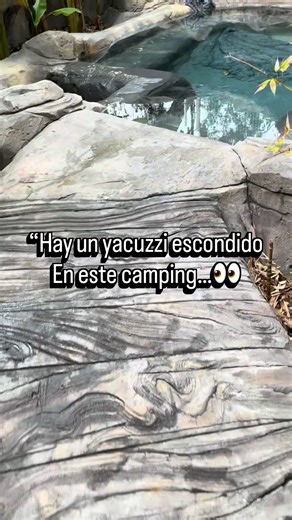 Hay un jacuzzi escondido en este camping… 👀 Pero eso no es lo que más sorprende. Salida directa a la playa 🏖️ Parcelas con baño privado 🚿 Parque acuático con piscinas climatizadas 💦🔥 Parque infantil con rocódromo 🧗 Gimnasio al aire libre 🏋️ Bar restaurante 🍹 Y hasta animales de granja 🐐🐓 Aquí los niños no se aburren… y los adultos tampoco. Si estás buscando algo diferente en el sur de Francia, guarda este sitio 📌 Te leo 👇 ¿Playa, jacuzzi o ver a los peques con los animales? 🐐 #Cam#C