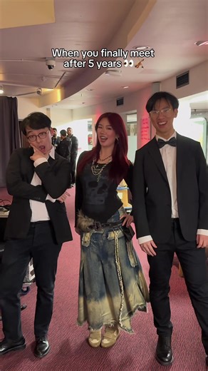 guess who 👀🎻🎻 We finally got to meet after 5 years of being friends online!! @twosetviolin Guys… I went to the Twoset Violin London show and my classical music heart was sooo full, my first instrument was violin when I was 4!! 🥹 The guys’ show had me hooting and hollering laughing the whole time and it was so amazing to hear them perform so many OG classical pieces and do their comedy skits live (had me so nostalgic towards my violin lesson days…) #musician #violin #classicalmusic #twosetvio