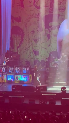Dani Martín rindió homenaje ayer a Galicia en el Coliseum cantando Bailaré sobre tu tumba, uno de los temas más míticos de la banda gallega Siniestro Total. #acoruña #coruña #lacoruña #galicia #quincemil15000