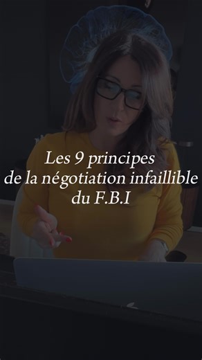 Nikoleta Bozhilova Business Mentore & Success Mindset Coach🇨🇭 on Instagram: "L’ancien négociateur du F.B.I Chris Voss explique que la négociation n’est pas un jeu logique, ni un compromis à 50/50. C’est un art émotionnel et psychologique, fondé sur la compréhension de l’autre, l’écoute active et l’influence subtile. Voici les 9 principes que j’ai apprise dans son livre « Ne coupez jamais la poire en deux », une PÉPITE absolue. À enregistrer et utiliser dans ton business 😜 L’objectif n’est jam