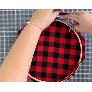 EMBROIDERY HOOP WREATH...I'm so obsessed with buffalo plaid!😍 Join my group for more Chalking ideas and details: Crafty Morning Chalking {VIP Group} | Crafty Morning