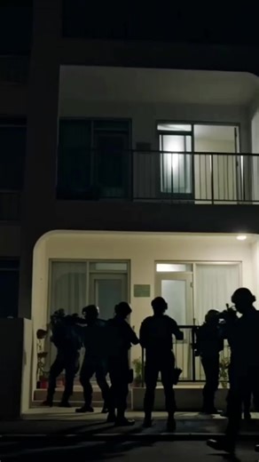 CEO kami, Bapak Zeng Han Jun memiliki latar belakang yang kuat sebagai mantan anggota intelijen kepolisian dan unit paramiliter. Dengan pengalaman langsung di lapangan, beliau memahami betul tantangan dan risiko yang dihadapi oleh para petugas penegak hukum. Keamanan adalah hal yang sangat penting, dan pengalaman tersebut memicu gairahnya untuk mencari solusi yang inovatif dalam mendukung keselamatan para petugas. Itulah sebabnya Active Circuitry terus melakukan riset dan pengembangan untuk menc