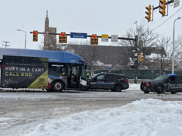 3 injured in crash involving Cleveland police cruiser, RTA bus