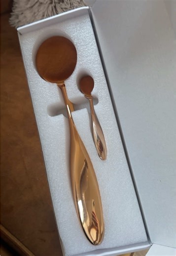 Self tanning back applicator allows easy access to your back, ensuring a streak-free tan without assistance. The tanning applicator for back is perfect for those who want a perfect tan all over. Whether you're applying self-tanner, bronzer, lotion or body makeup, the blend and blur body brush guarantees a polished, even look. #selftanner #faketan #tanning #faketanroutine #faketantips #glowuptips