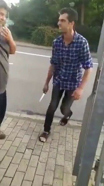 ドイツ、難民部屋を与えた優しいドイツ人家族を、ナイフで脅す難民この連中に「感謝」という気持ちは無い甘い顔すると、そこに付け込む連中。日本の隣にも、こんな連中がいるだろ