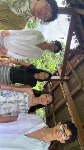 Reviving the Mistletoe Dance Trend for the Holidays