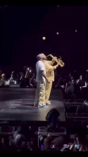 Watch a very special way Davido perform “Jowo” at his Sold out show 🇫🇷⏳.This saxophonist 🎷stole the spotlight #omqnfmshowbiz # nigeriancelebrities #davido #jowo #trending #france #davidomusicworldwide #davidoandchioma #30bg | Oman Fm
