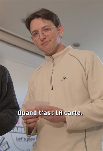 Ce moment fantastique où tu sais pertinemment que tu vas exploser le reste des convives avec ta carte humour noir supplément private joke. 🥳