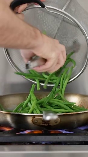 These Sautéed Green Beans have AMAZING flavor! #greenbeans #sidedish #recipe | Chef Billy Parisi