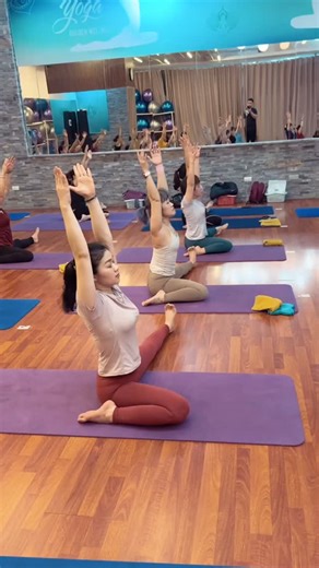 Can İşeri on Instagram: "If you love dynamic movement, balance challenges, and strong core control, this group flow is for you. A powerful mix of pilates precision, yoga stability, and athletic mobility that builds strength, flexibility, coordination, and body awareness. Train smarter, move better, and level up your performance. Save this session and challenge your limits. #movementtraining #pilateslife #yogapractice #balancechallenge #strengthflow This looks more like… 👀 @yogaveer27"