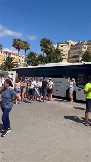 🔴 Caos en la frontera de #Gibraltar por un bloqueo en el paso de peatones y vehículo tras localizar una bolsa sospechosa abandonada en el aeropuerto del Peñón