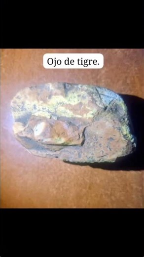 Cuarcita formada por dióxido de silicio y óxido de hierro, color terroso. Se utiliza en joyería