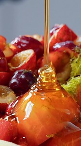 La recette estivale ultime ☀️ #food #fruits #bonap 1 grande pastèque 200 g de myrtilles 200 g de fraises 200 g de cerises 2 c. à s. de miel 1 citron vert (zeste et jus) 1 c. à s. de pavot Glace pilée 50 ml d'Aperol | Bon Ap’