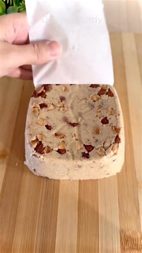Donya Elkordy on Instagram‎: "حلاوه صحيه لمرضى السكر للسحور بدون عطش في الصيام سهله وسريعه و #اخر_لذاذة 😋 المكونات والمقادير كوب إلا ربع دقيق جوز هند 2 م ك سكر دايت 2 م ك لبن بودر ن م ص فانيليا نصف كوب طحينه 50 جم لوز اختياري #دنيا_الكردي"‎