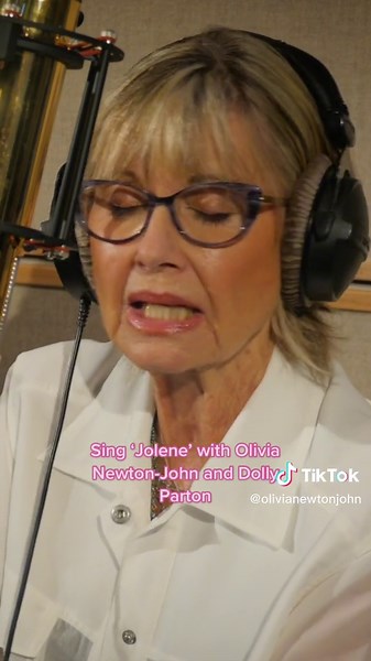Duet with Olivia and Dolly on the chorus to make it a trio! Pre-save ‘Just the Two of Us: The Duets Collection’ with the link in bio! 🎤💕 #jolene #duet #dollyparton #olivianewtonjohn #singer