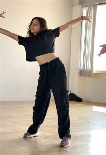 The Energy of Reggaeton Dance at SK4 Dance Studio