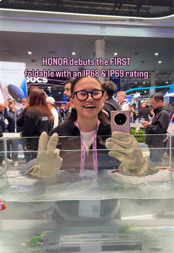 HONOR Magic V6 Durability Test at MWC 2026