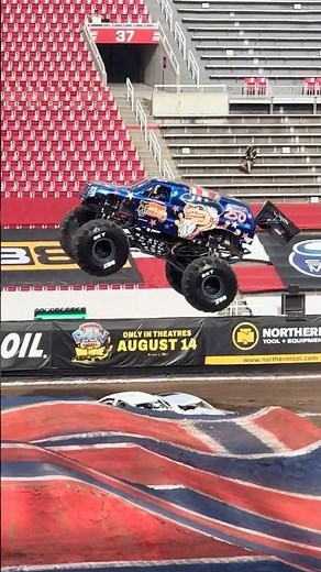 Monster Jam World Finals LCQ - Jester vs Sparkle Smash! #monstertrucks