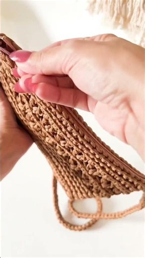 👆🏼CLICK THE ARROW UP HERE 👆🏼 and come crochet this Crochet Bag with me 🤎