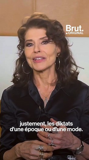 Dans "Les Jeunes Amants", Fanny Ardant incarne une femme de 72 ans qui vit une histoire d'amour avec Melvil Poupaud, un homme beaucoup plus jeune. Un cas plutôt rare dans le cinéma français : en 2020, seuls 9 % des rôles avaient été attribués à des femmes de plus de 50 ans... Le film "Les Jeunes Amants" de Carine Tardieu est en ce moment au cinéma. | Brut