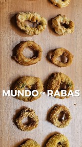 Sube la temperatura un par de grados y yo ya quiero teletransportarme a la playa con estas rabas caseras! Probé 6 empanados diferentes para darles opciones, así eligen la que más les guste 😘 Sin importar el empanado que elijas, todas quedan crocantes por fuera y tiernitas por dentro, así que animate a probarlas! LOS REBOZADOS QUE HICE: 1️⃣ Sólo harina 2️⃣ Harina, huevo y harina (sí, en ese orden) 3️⃣ Huevo y pan rallado 4️⃣ Harina, huevo, pan rallado 5️⃣ Harina, huevo y polenta 6️⃣ Harina, huev