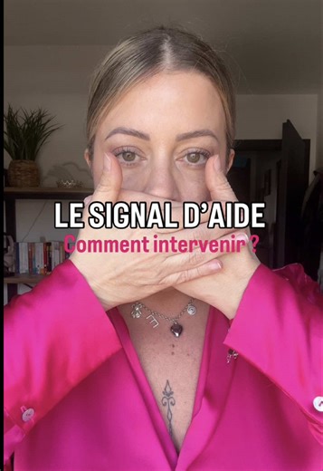 Comment intervenir ? Avant d’intervenir, déjà reconnaître ce signe est indispensable. 🙏 Il s’appelle le Signal for Help, en français le signal d’aide. Ce signe, c’est la main avec le pouce replié dans la paume et les doigts qui viennent se refermer dessus. Donc retiens le bien en regardant cette vidéo, il peut te sauver et sauver d’autres femmes. Donc, si une femme fait ce signe, c’est qu’elle est en danger. Ensuite, intervenir comme si tu connaissais la personne. Tu arrives avec tranquillité, 