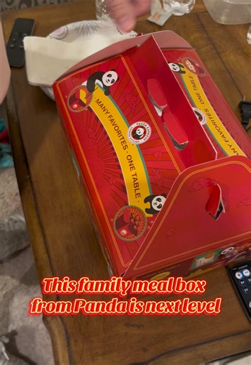 Family meal box from Panda is SO MUCH FOOD 👏🏼👏🏼👏🏼 #pandaexpress #dinner #dinnerideas #chickendinner #chinesefood