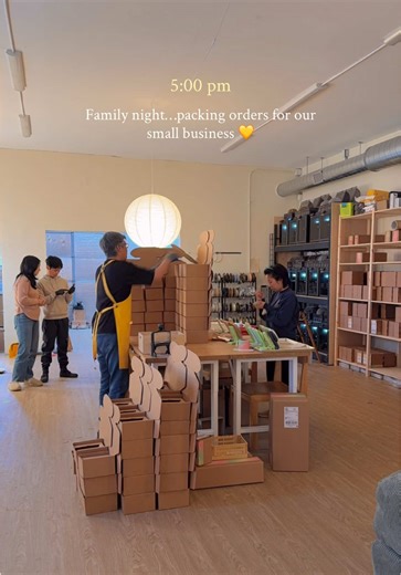 we love a good family night at the studio 😋📦 (and yes! Dad got promoted to Chief Box Officer after winning the packing competition) #cozyleigh #cozyleighstudios #designstudio #studiovlog