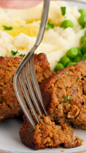 The most delicious vegan meatloaf 🥰🤩 You can make this recipe with your favorite "beef" - mine is Impossible. This recipe is super simple to make, perfect for a weeknight dinner. Serve with your favorite potato and veg sides 🥔🥦 Recipe: https://www.karissasvegankitchen.com/impossible-burger-meatloaf/ | Karissa's Vegan Kitchen