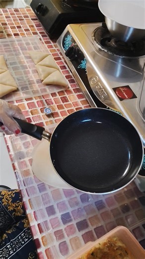 just to prove that this wrapper is very strong this time I soft spoken😆 #holidayfood #stretfood #foodie #springrolls | Luti Risol BarBar