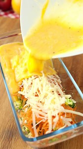 Vegetarische Torte: Lecker & Gesund! Das ist sooo gut geworden! Eine köstliche Möglichkeit, mehr Gemüse in deine Ernährung aufzunehmen 😍✨ Zutaten: 🥦 2 Tassen gehackter Brokkoli 🥕 1 Tasse geriebene Karotten 🧀 1 Tasse geriebener Käse (am besten schmelzend) 🥚 4 Eier, verquirlt mit Salz & Pfeffer nach Geschmack 🔥 Bei 200°C für 30 Minuten backen. Super einfach, gesund und voller Geschmack! Würdest du es probieren? 💛 | Rezepte von Anna