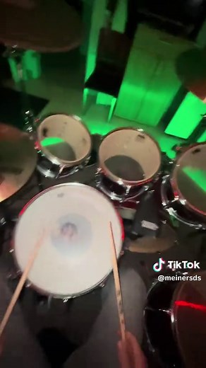Incredible Drumming to 'Beggin' by Måneskin