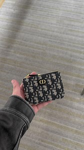 26K views · 104 reactions | DIOR 新款二合一‍✨ 30 Montaigne Marigold Zipped Card Holder 拉鍊散子包 + cardholder 一個搞點✌ | BRAND HOLIC 法國代購 | Facebook